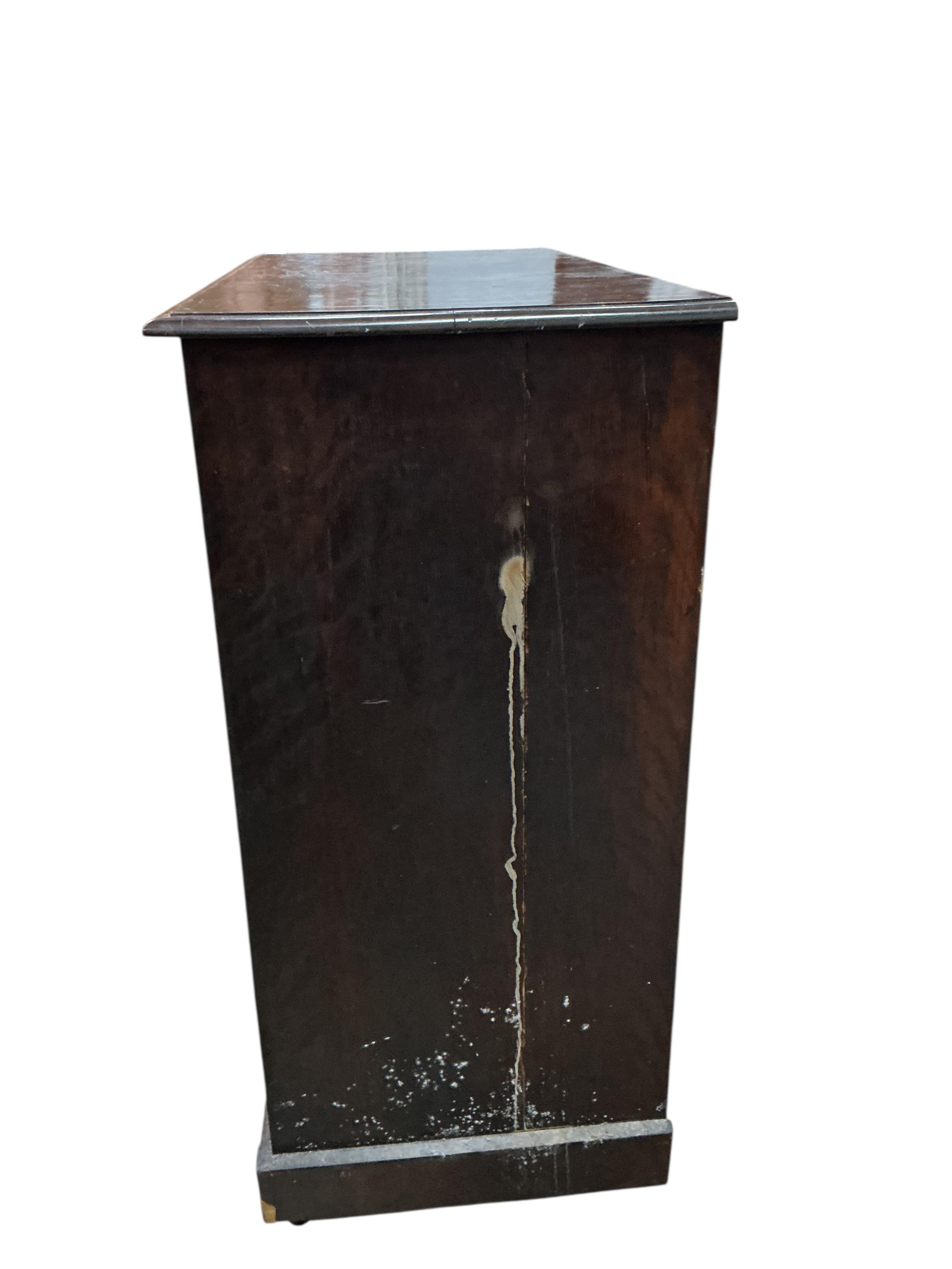 A George IV mahogany chest of drawers, width 107cm, depth 52cm, height 112cm